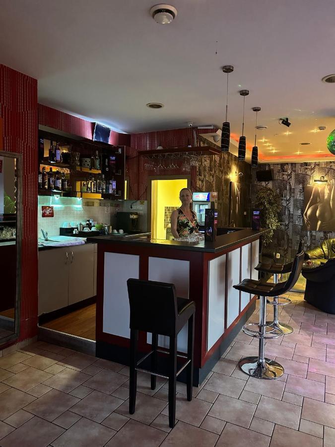 Velvet Motel Hegyeshalom Extérieur photo