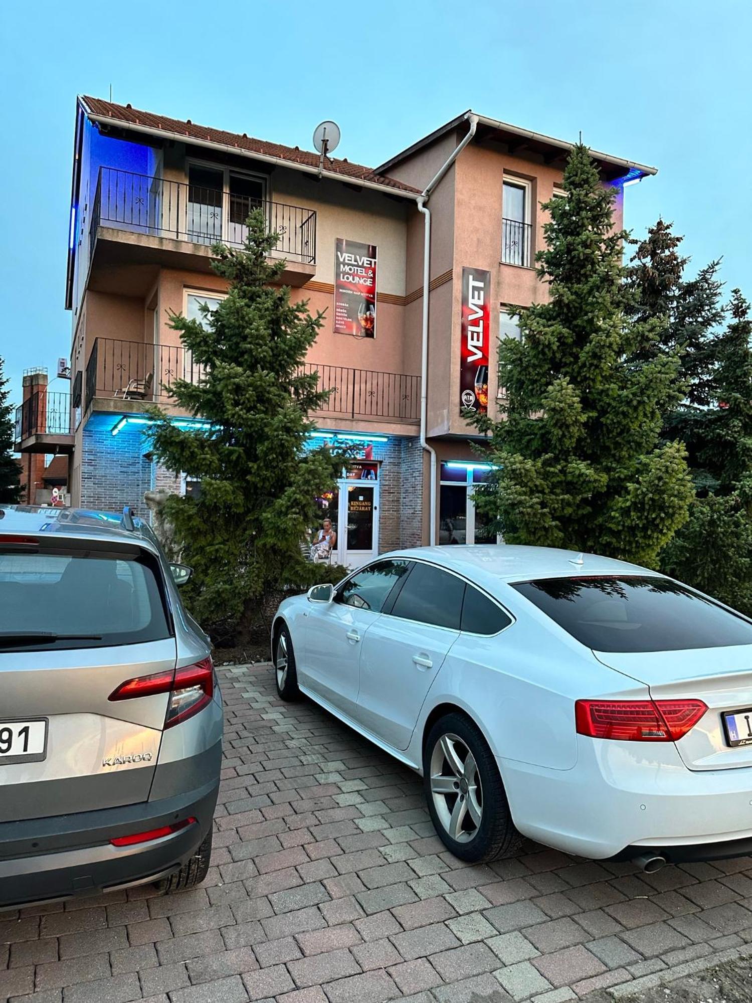 Velvet Motel Hegyeshalom Extérieur photo